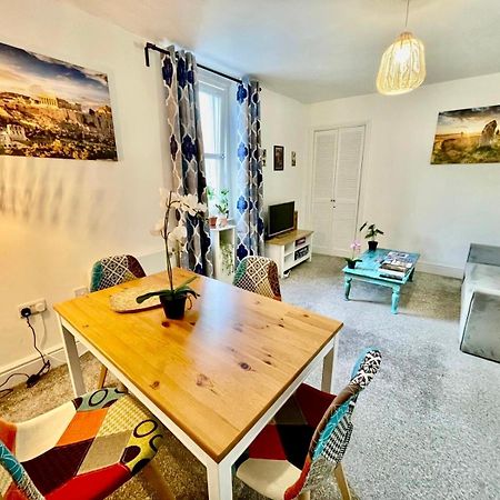 Cosy Authentic Flat In The Heart Of Галашилс Екстериор снимка