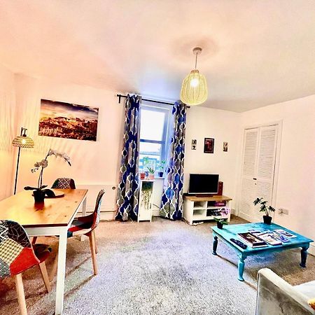 Cosy Authentic Flat In The Heart Of Галашилс Екстериор снимка