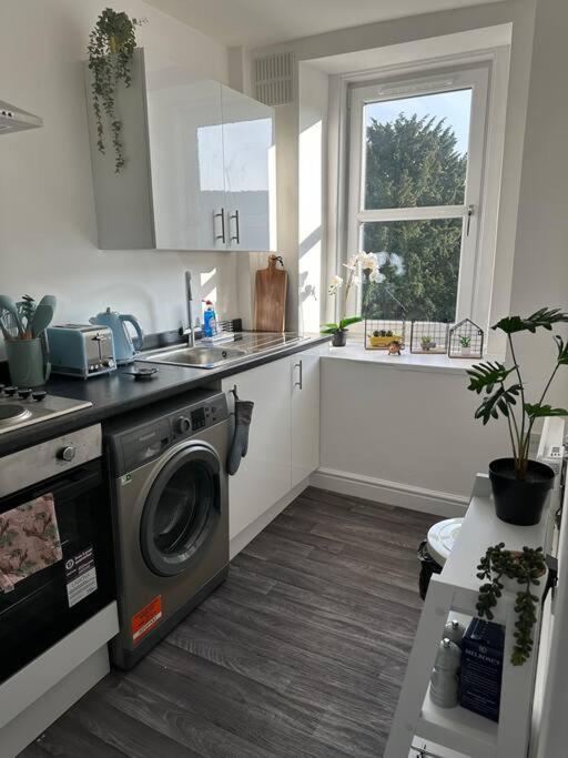 Cosy Authentic Flat In The Heart Of Галашилс Екстериор снимка
