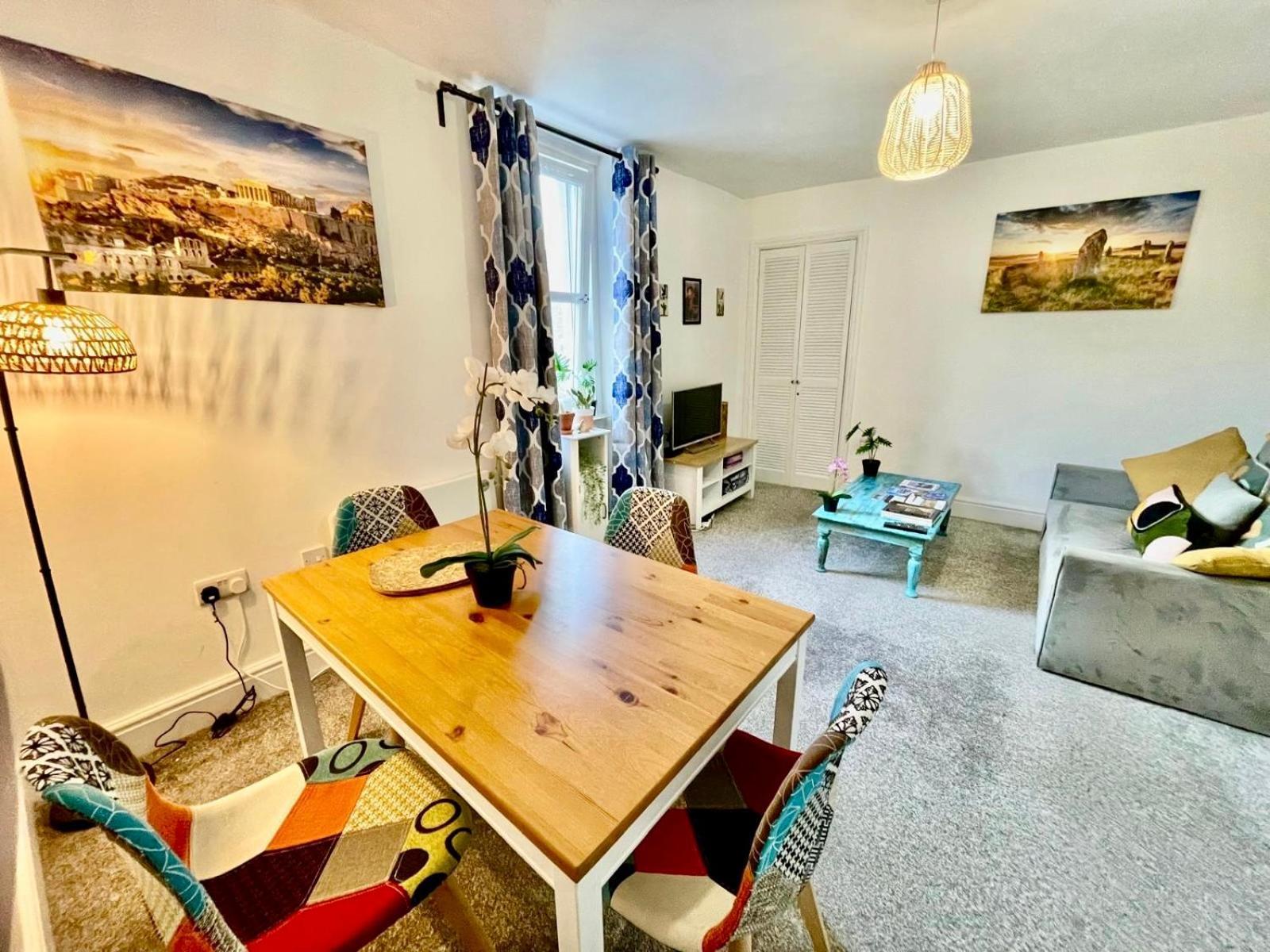 Cosy Authentic Flat In The Heart Of Галашилс Екстериор снимка