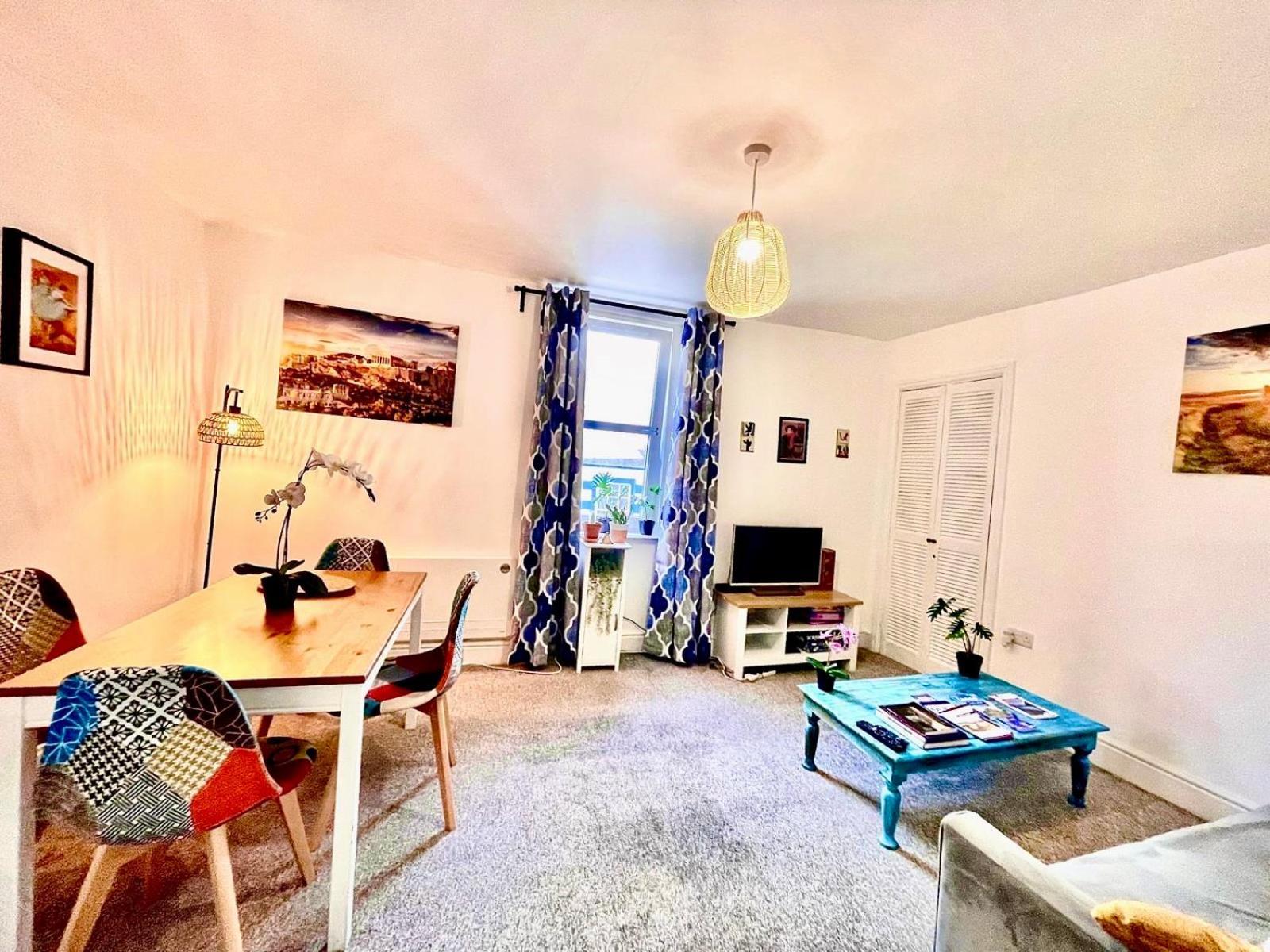 Cosy Authentic Flat In The Heart Of Галашилс Екстериор снимка